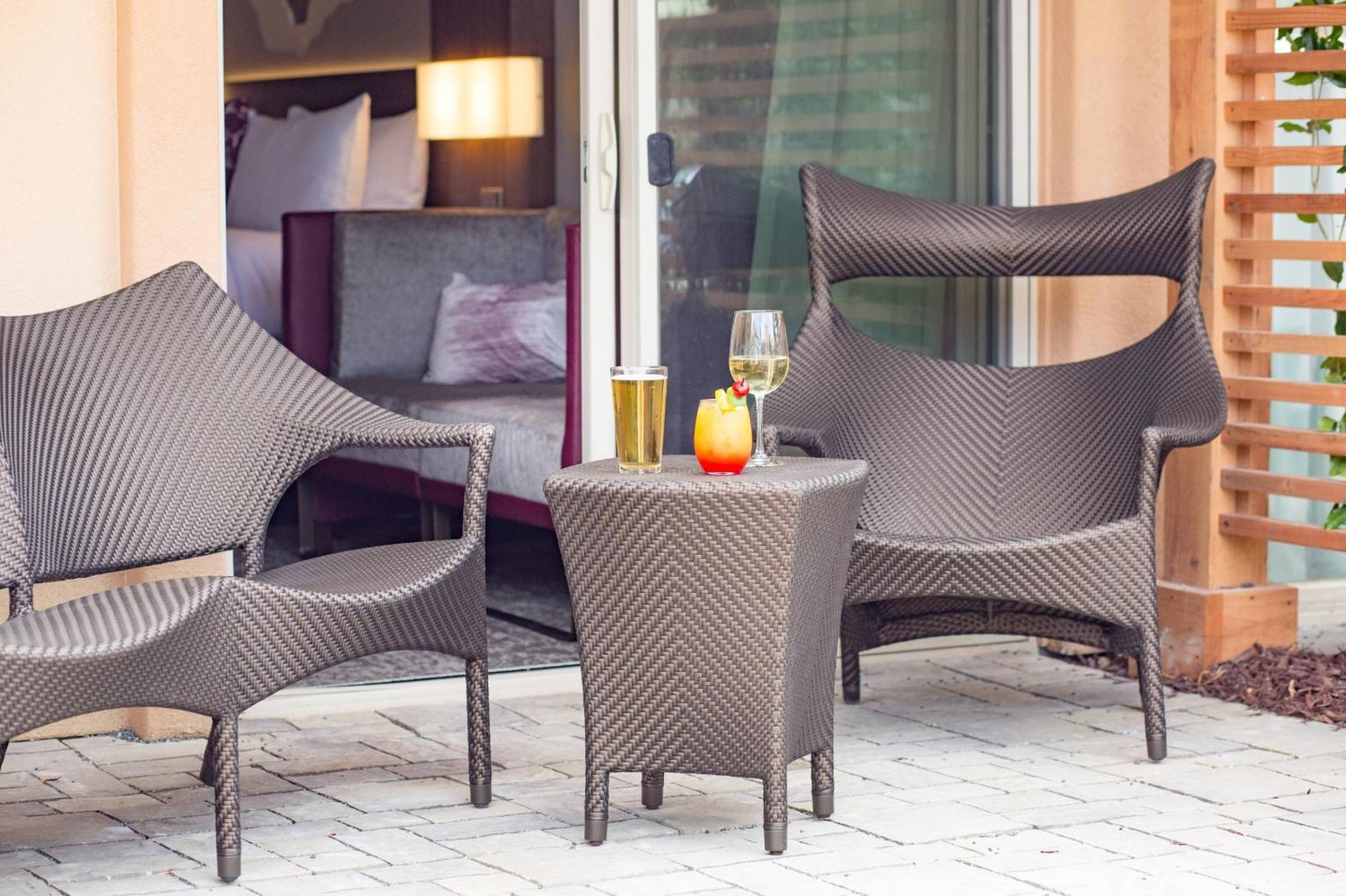 CLBL - 2nd floor patio room with 2 double beds