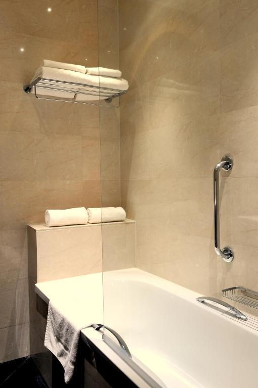 Twin Room (two person room, two seperate beds)