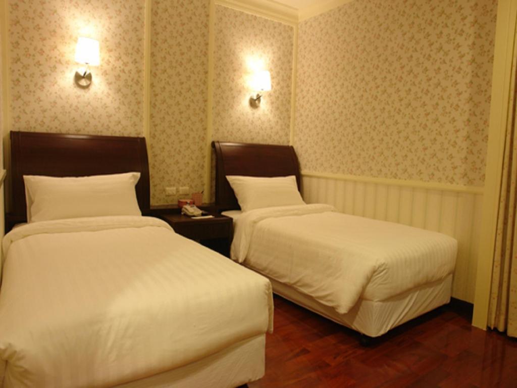Standard Double or Twin Room with Partial River View