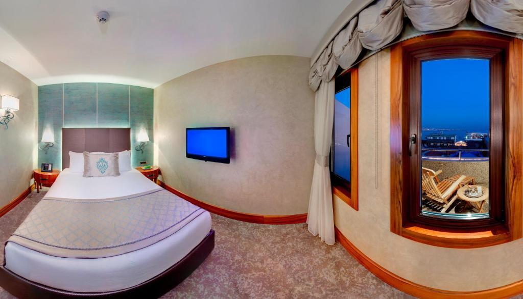 Double Room with Balcony and Sea View