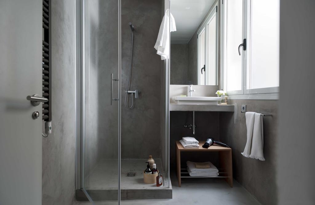 Two-Bedroom Apartment Deluxe with One Bathroom