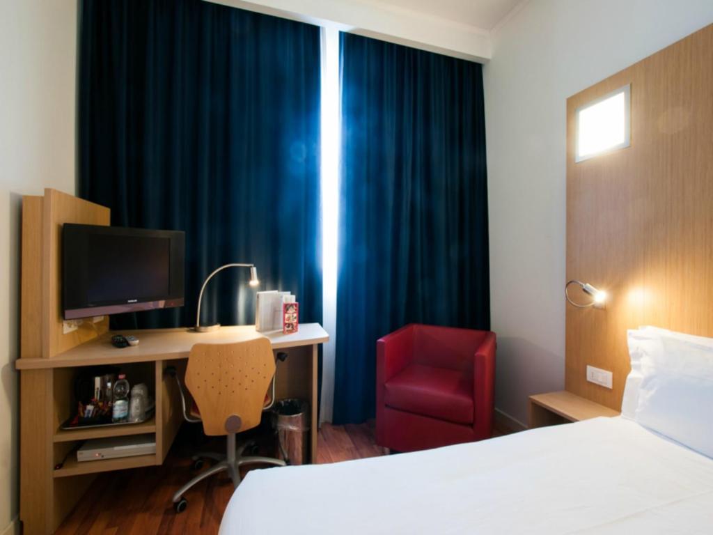 Double or Twin Room (1 Adult)