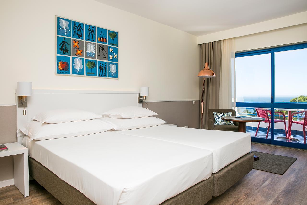 Deluxe Twin Room with Extra Bed and Sea View