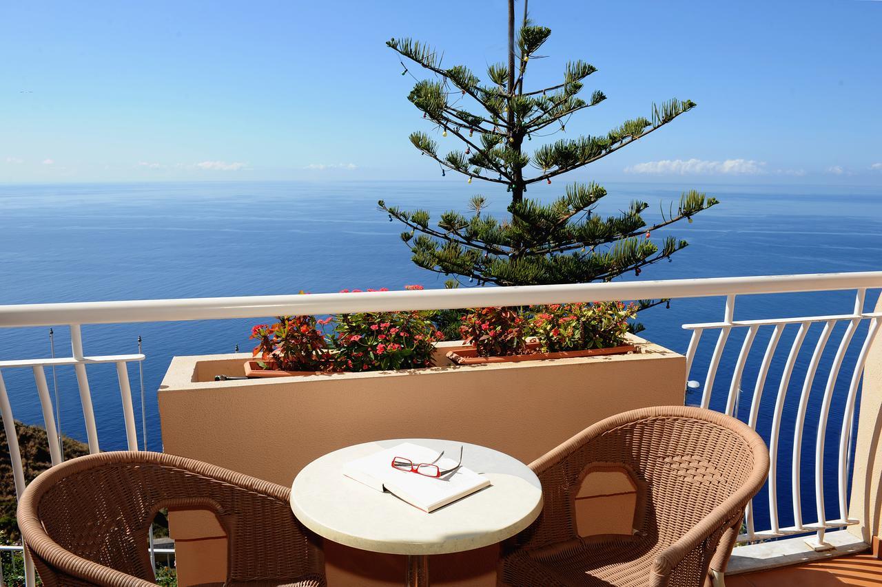 Double or Twin Room with Sea View