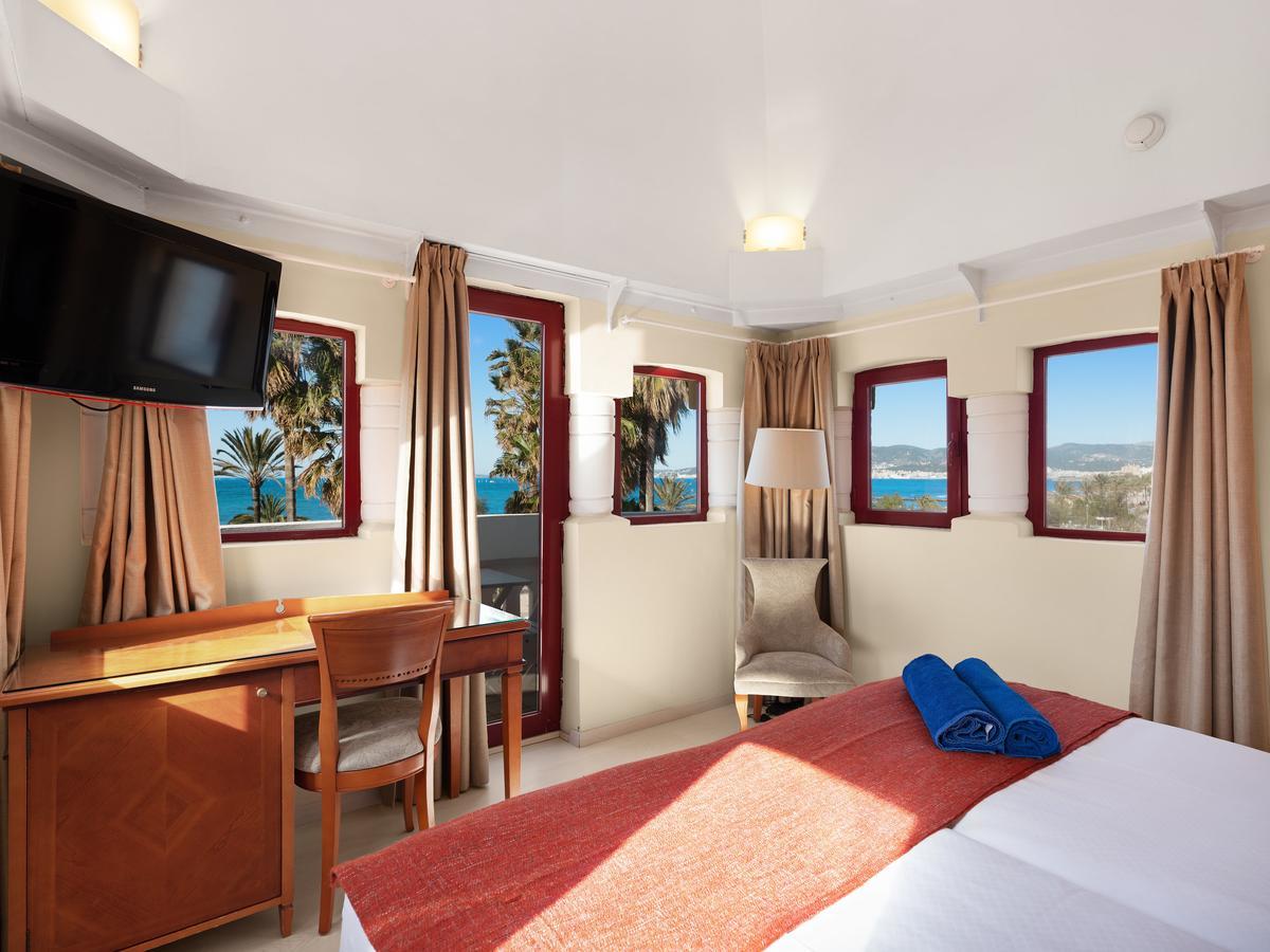 Twin Room with Balcony and Sea View
