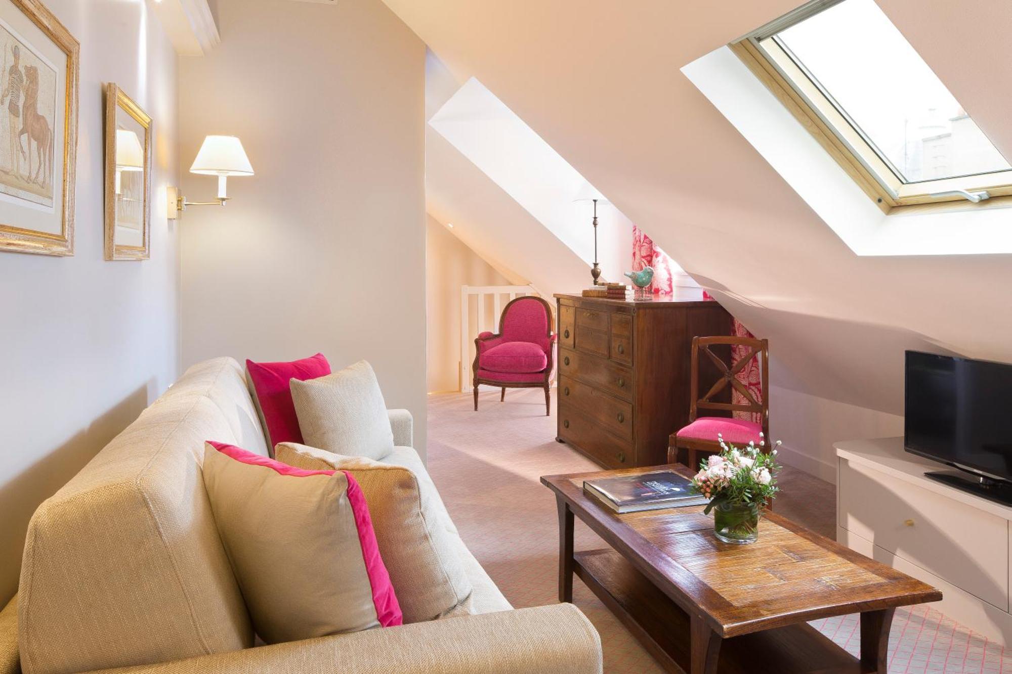 Connecting family room