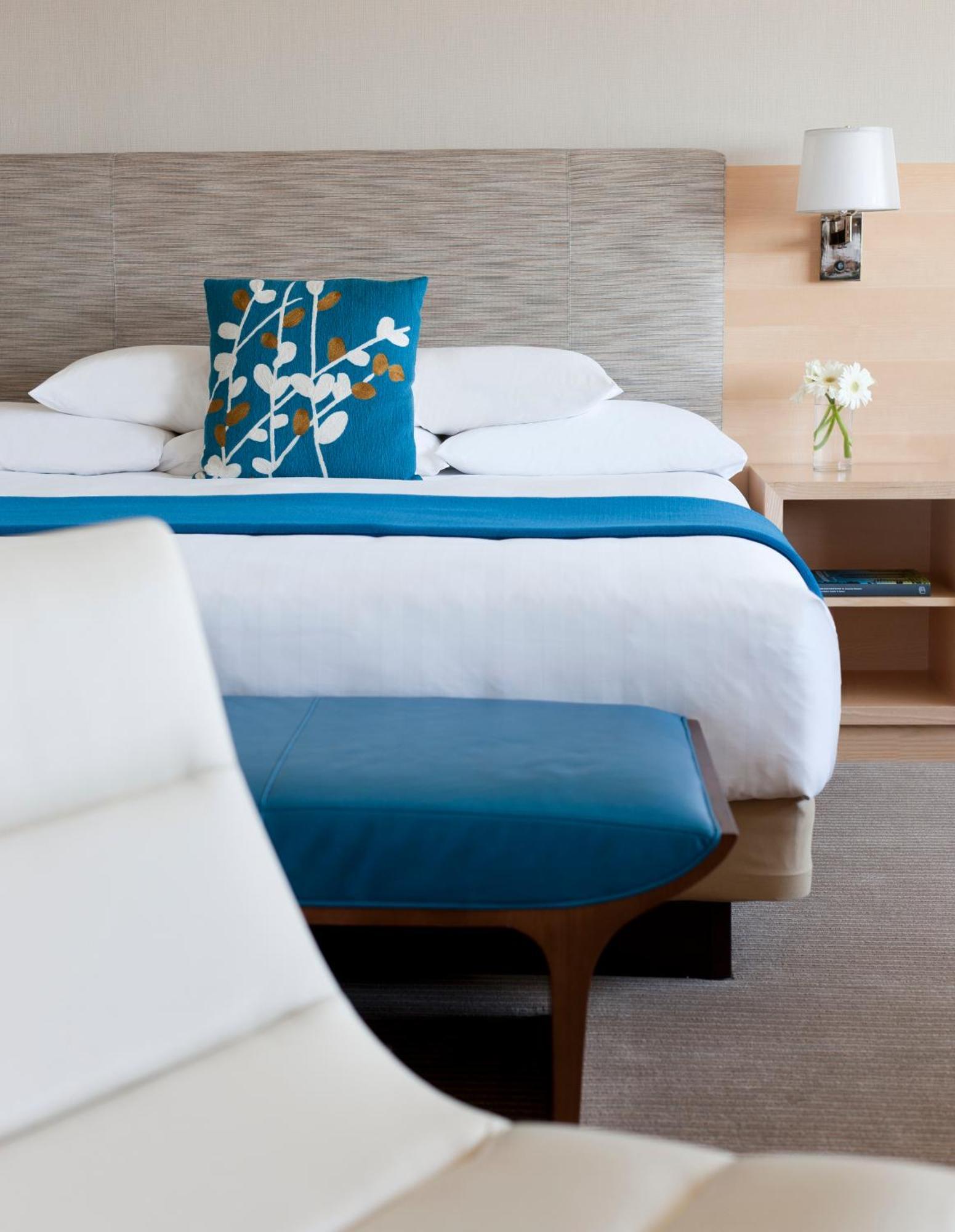 Corner King Room with Harbor View