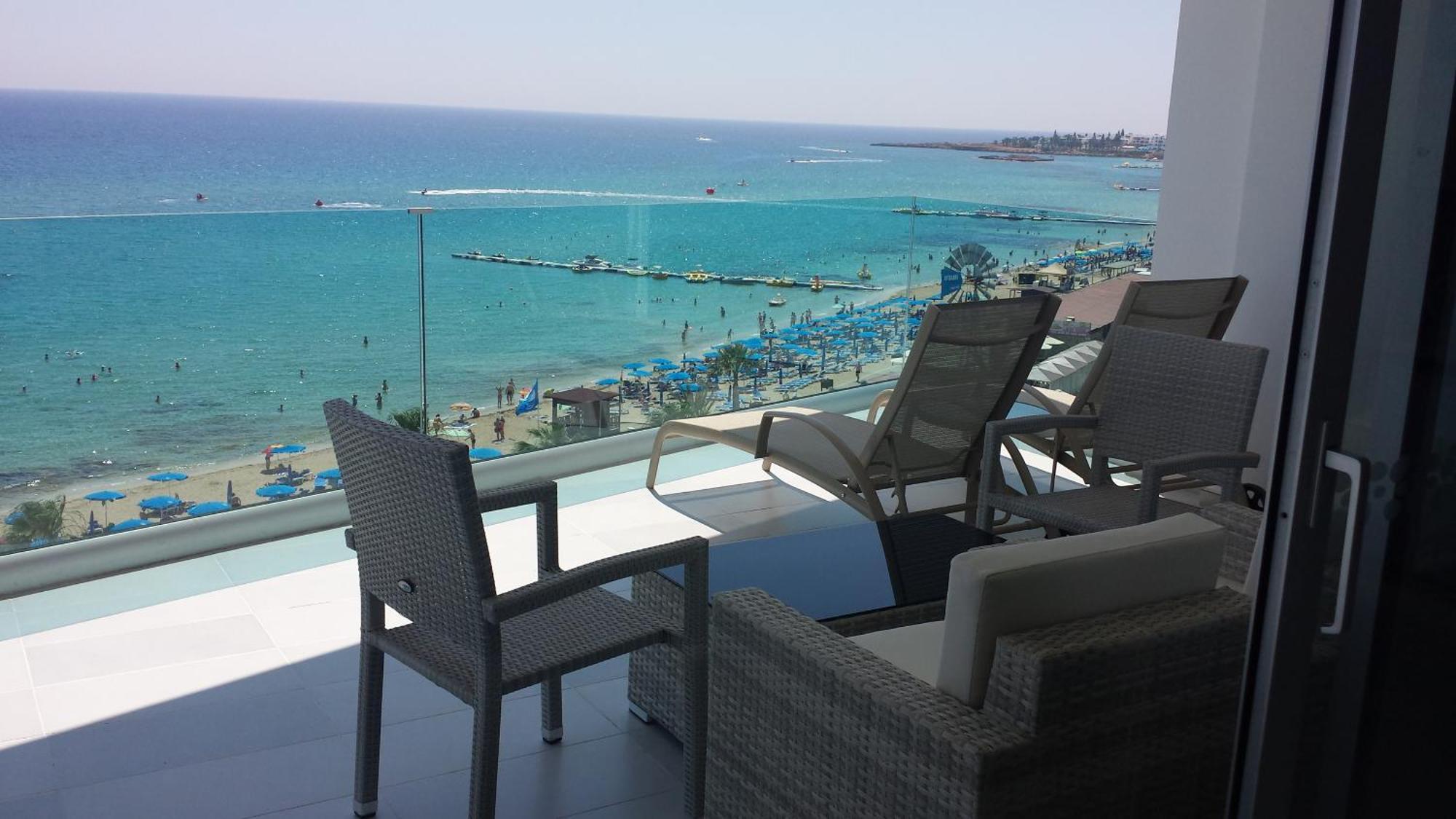 One-Bedroom Suite with Sea View