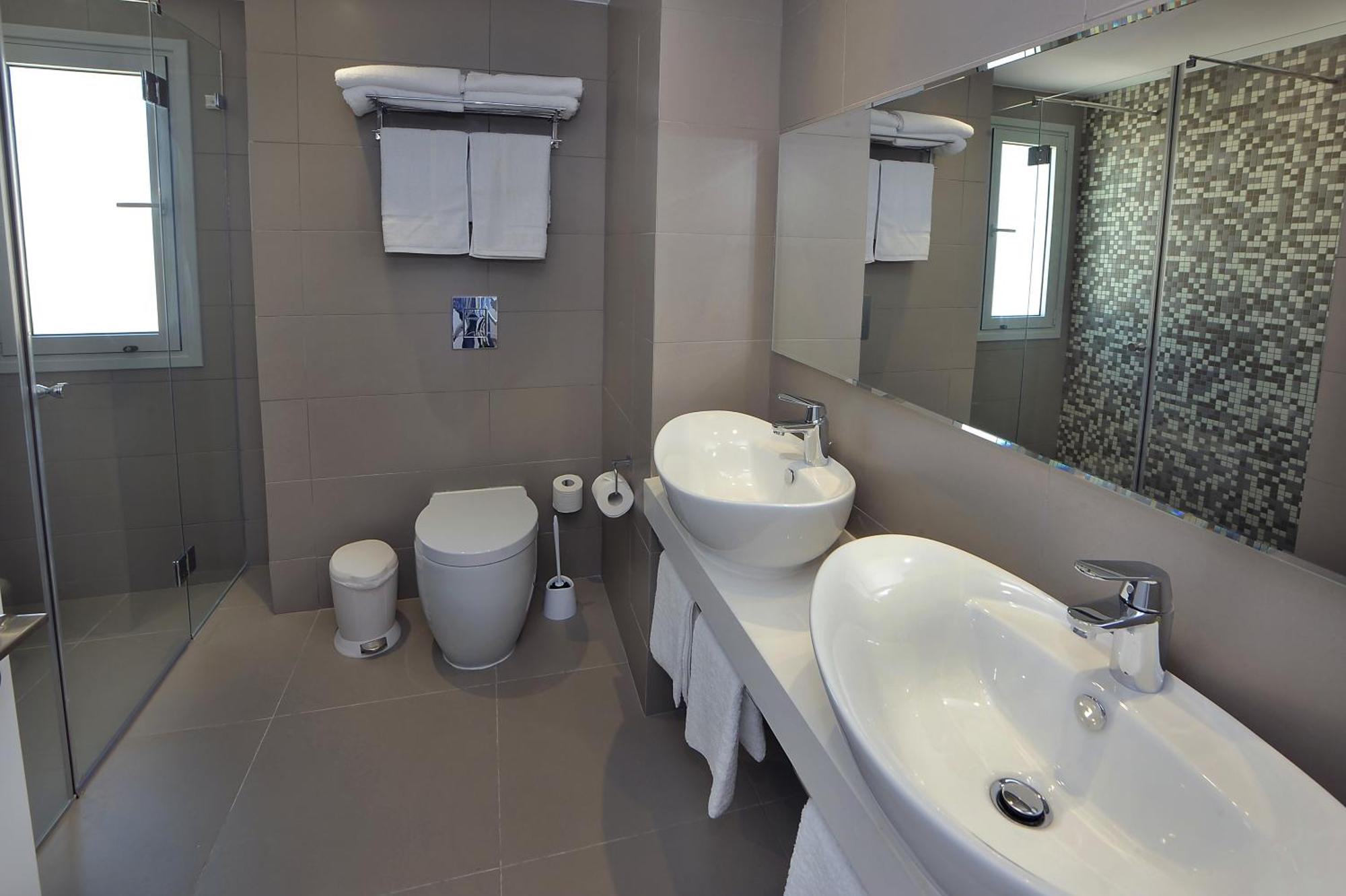 Family Suite (2 Adults + 2 Children)
