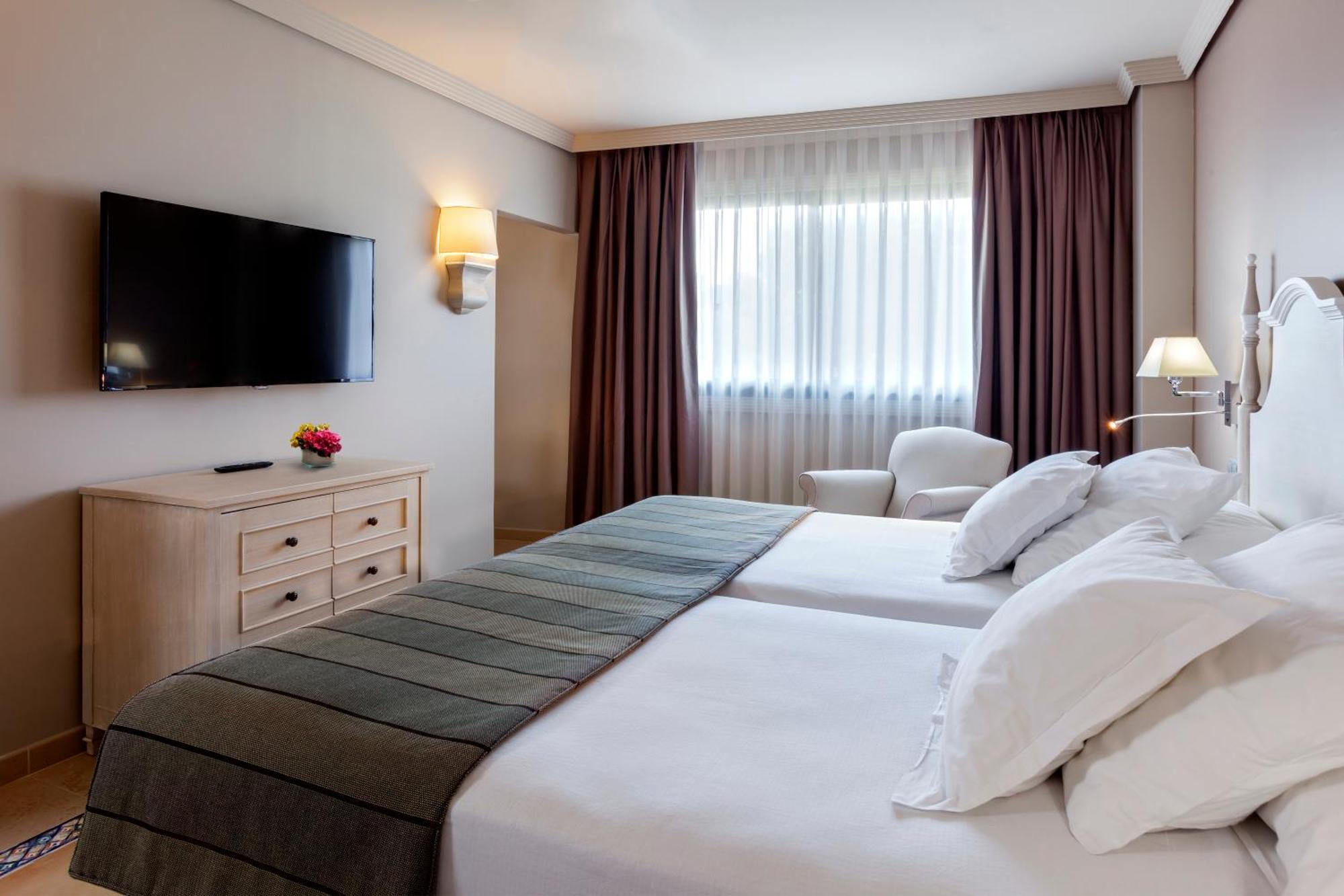Family Junior Suite (2 Adults + 2 Children)