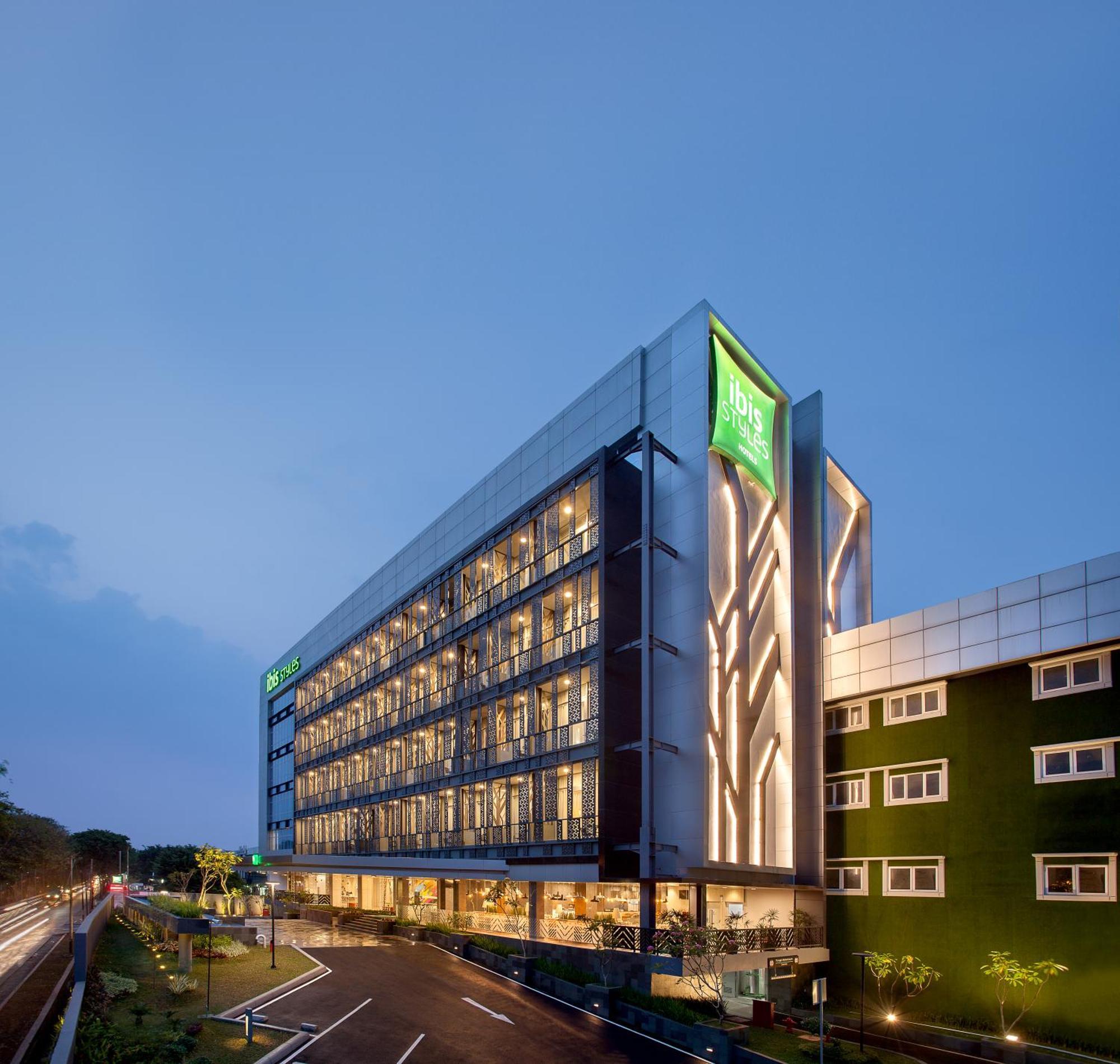Standard Queen Room with Free scheduled shuttle to nearest mall