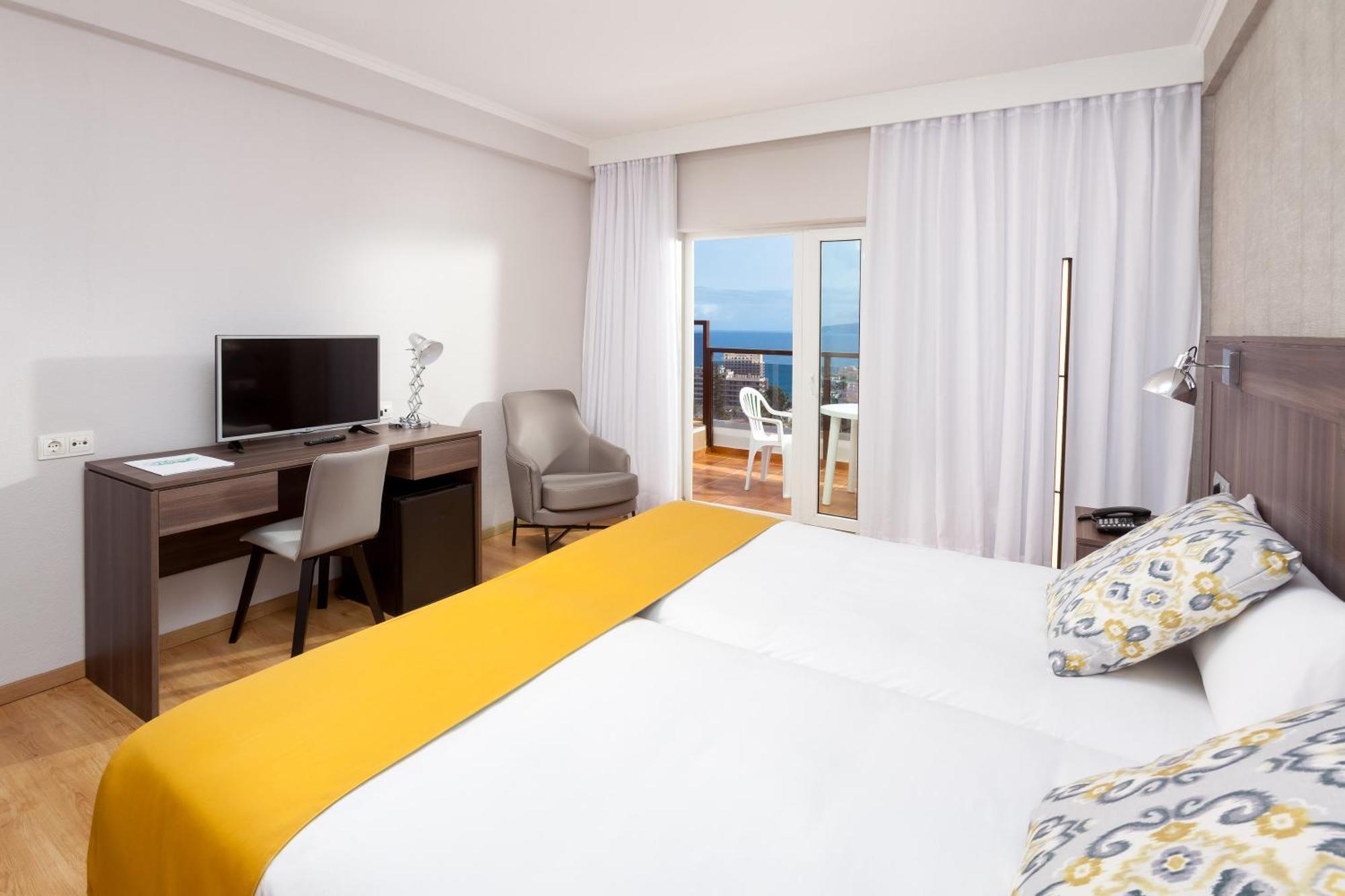 Double or Twin Room with Sea View