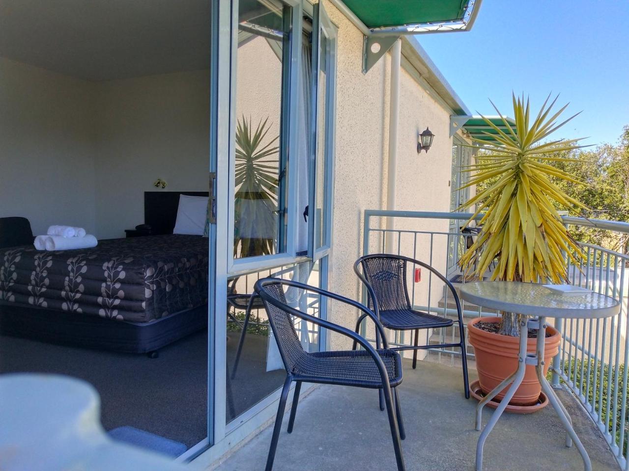 One-Bedroom Apartment (5 Adults)