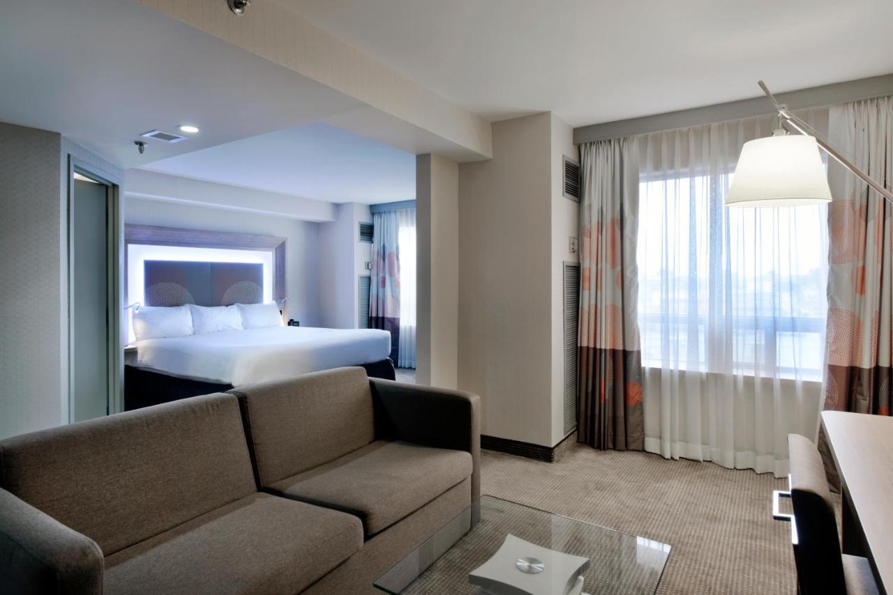 Junior King Suite Seating Area,743224798:JPEG