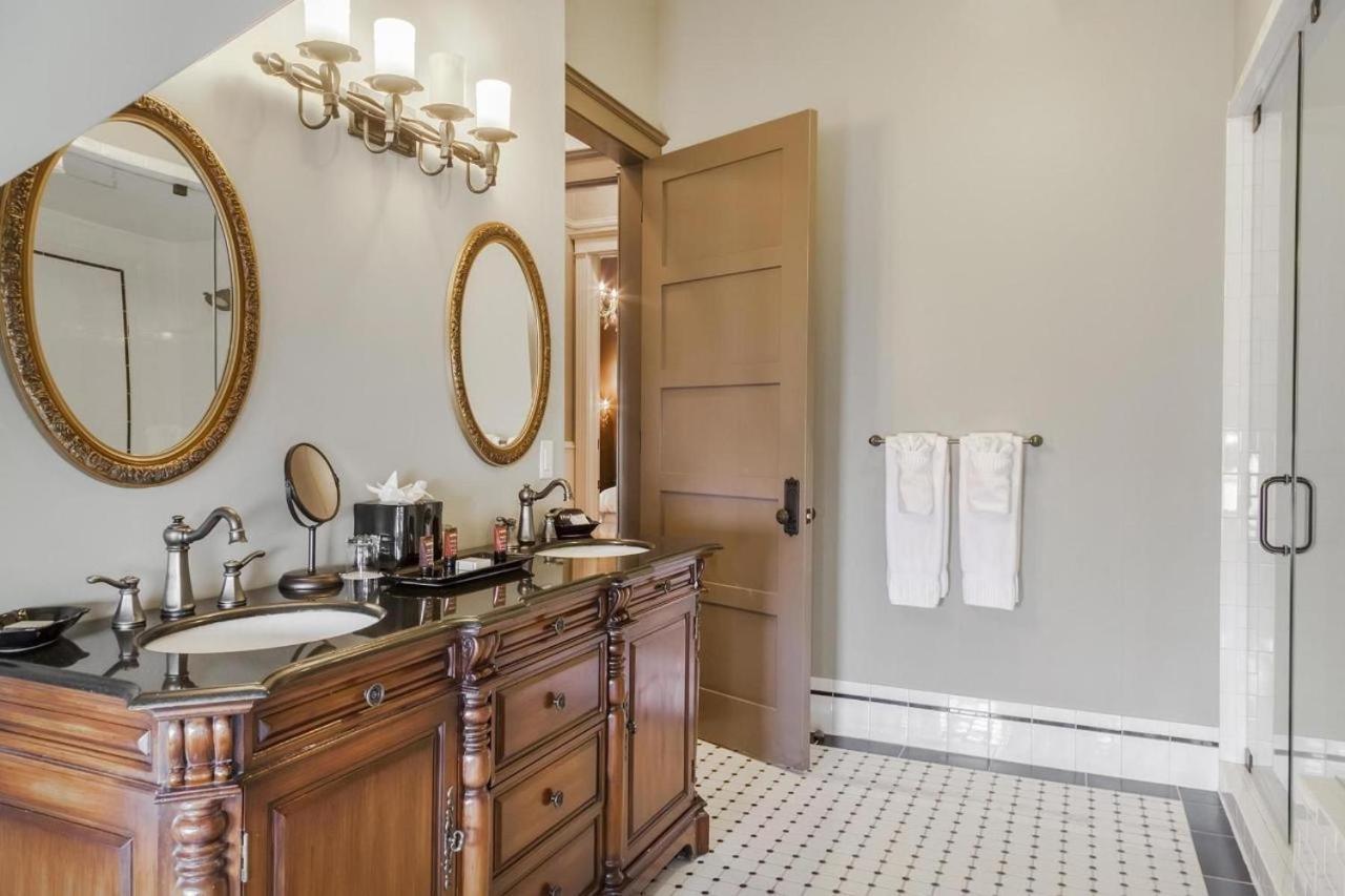 Deluxe King Suite
