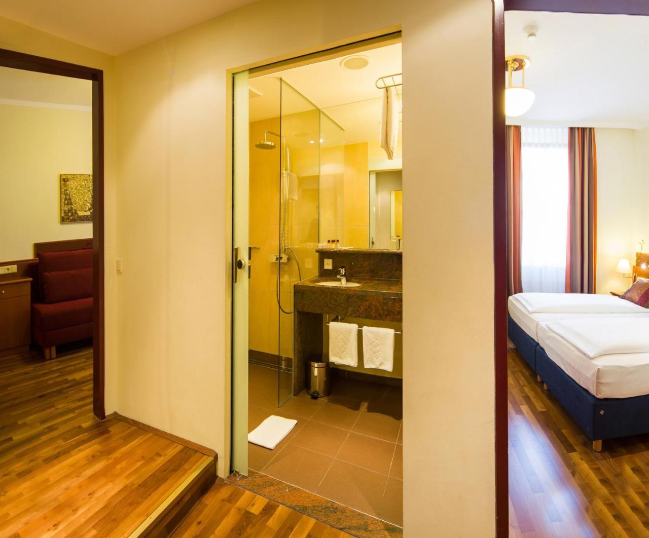 Quadruple Room PREMIUM courtyard view