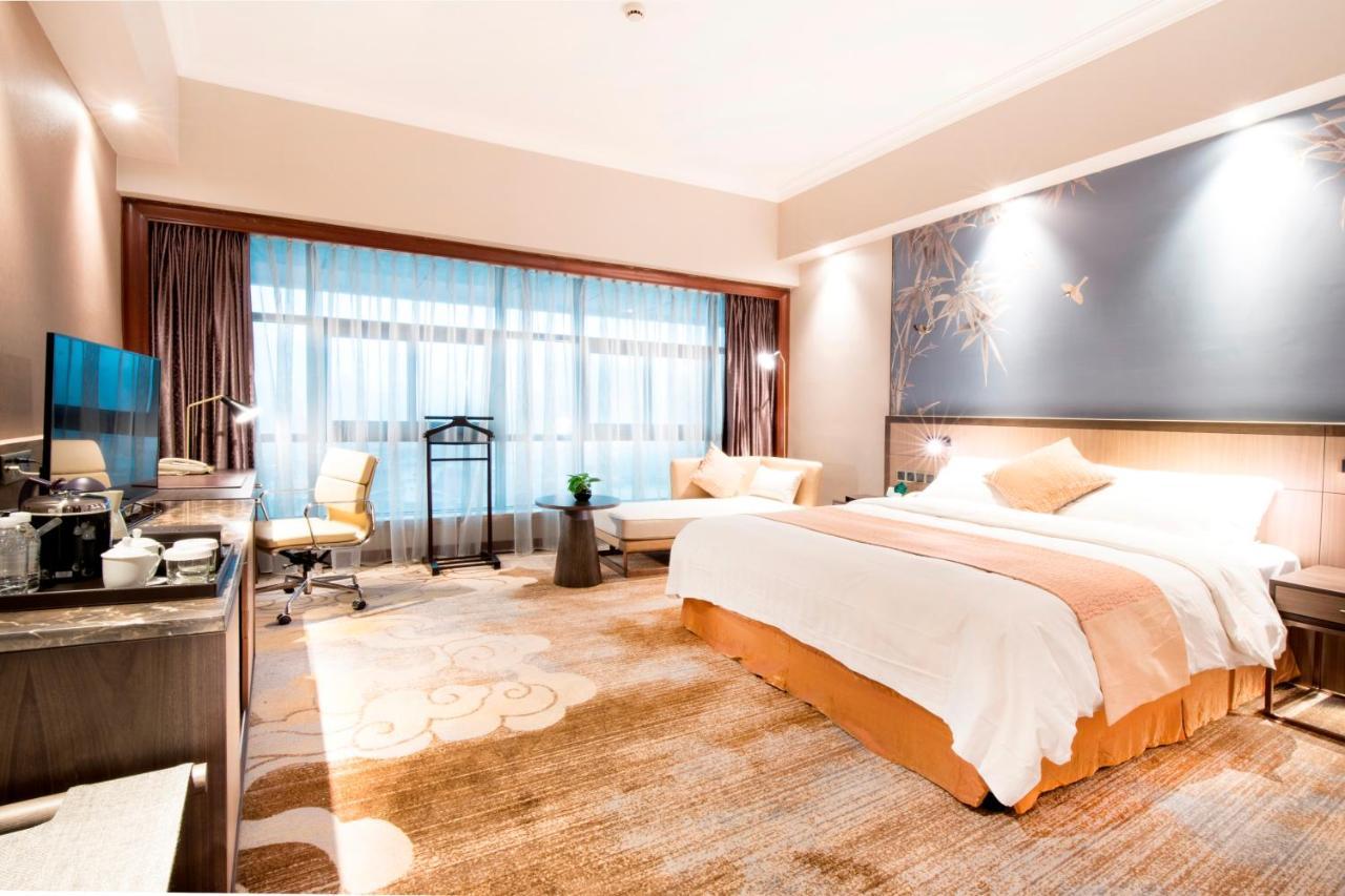 Superior Queen Room with View