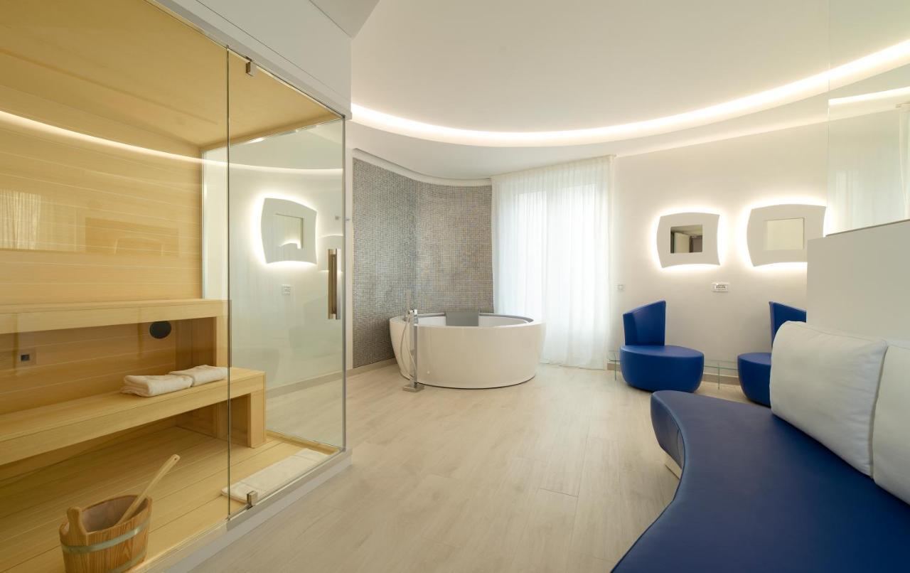 Deluxe Suite with Spa Bath