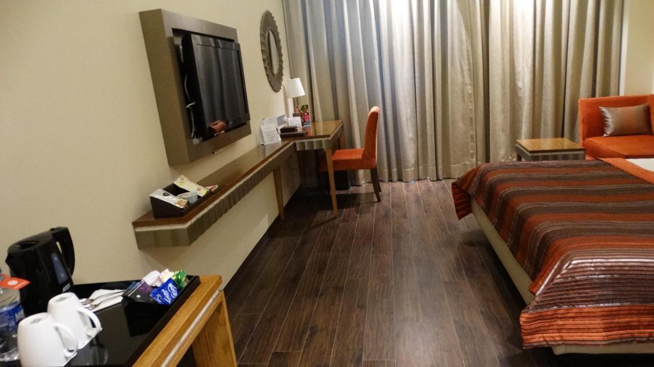 Executive Queen Room - Non-Smoking with 15 % OFF ON FOOD & Soft beverages/15% off on Laundry services//1+1 happy hours at Kokkinos from 6-8 pm on IMFL drinks// INR 500 SPA discount