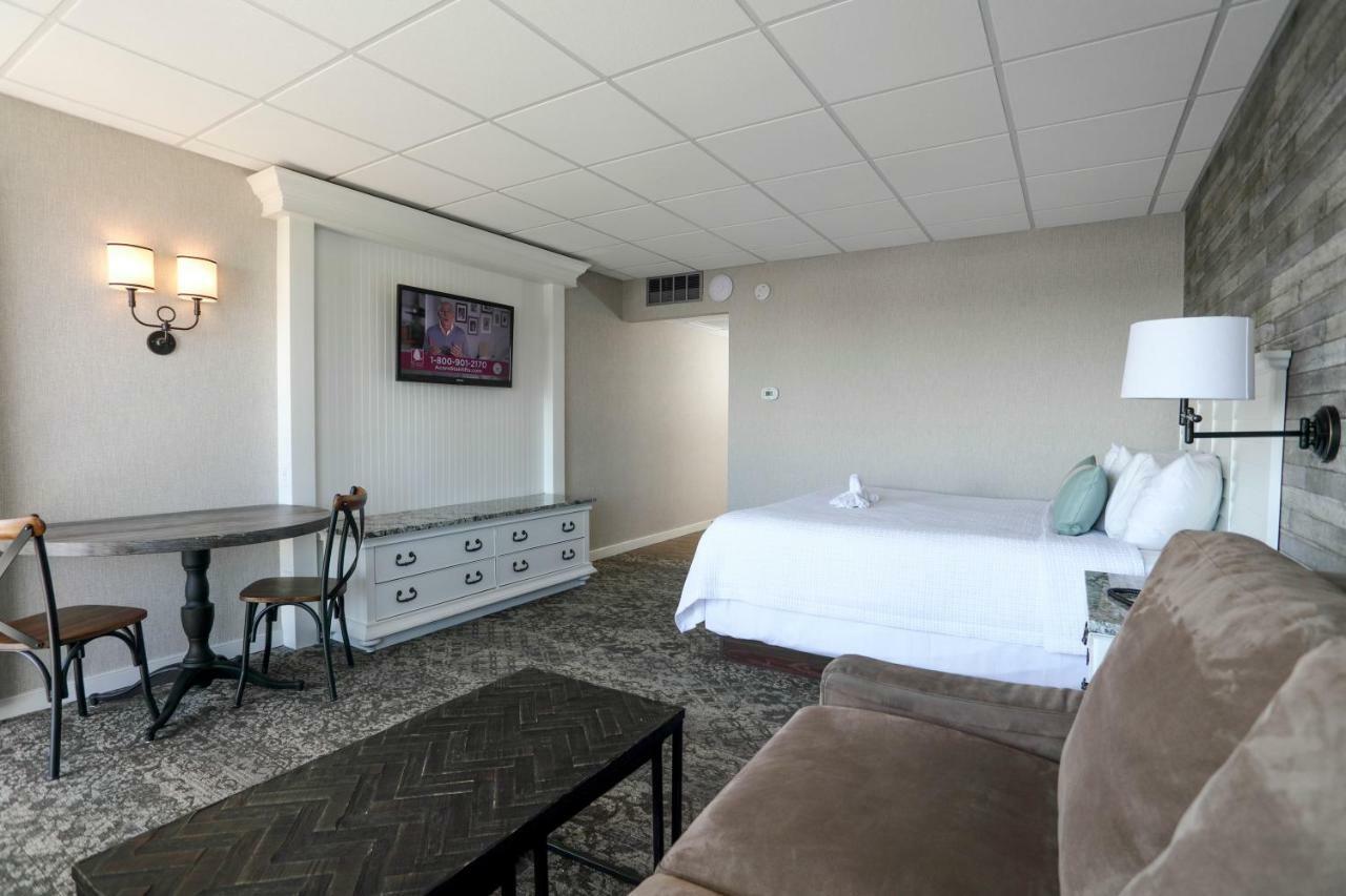 King Bed w/ Sleeper Sofa Side Ocean View