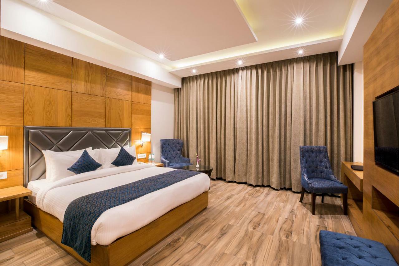Executive Room - Enjoy Happy Hours with 1+1 offer on Alcoholic Beverages, Soft Beverages