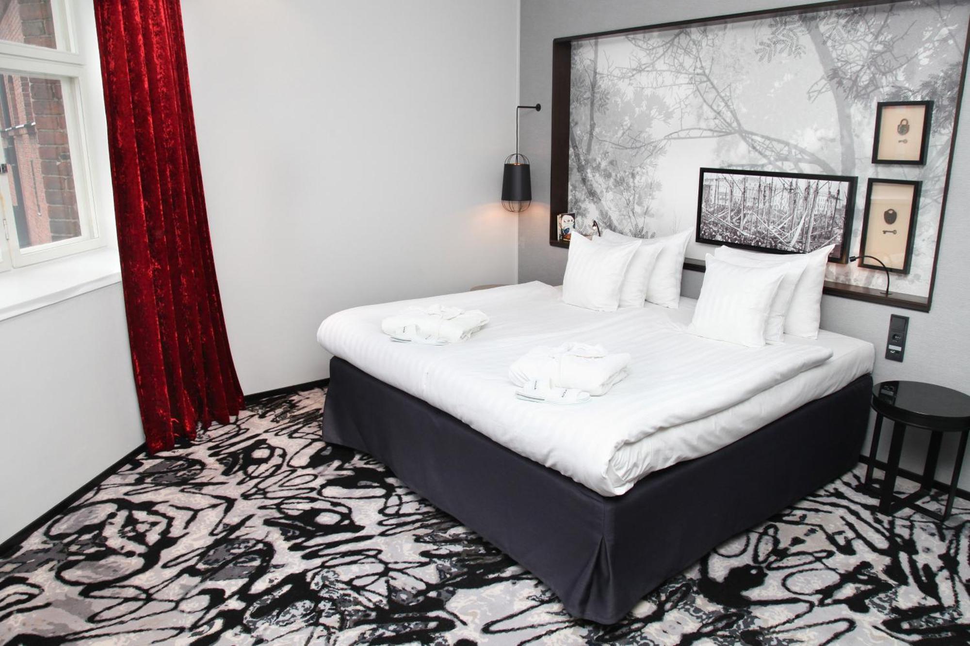 Junior Suite, 1 King, Courtyard view