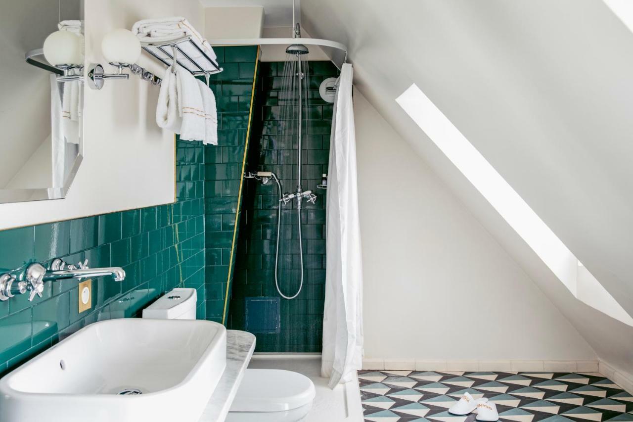 Room "Sous les Toits 18m² " with Montmartre View