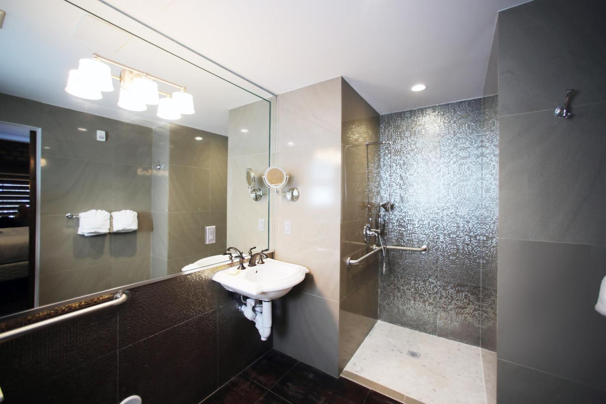 King Room with Ocean View and Roll-In Shower - Disability Access