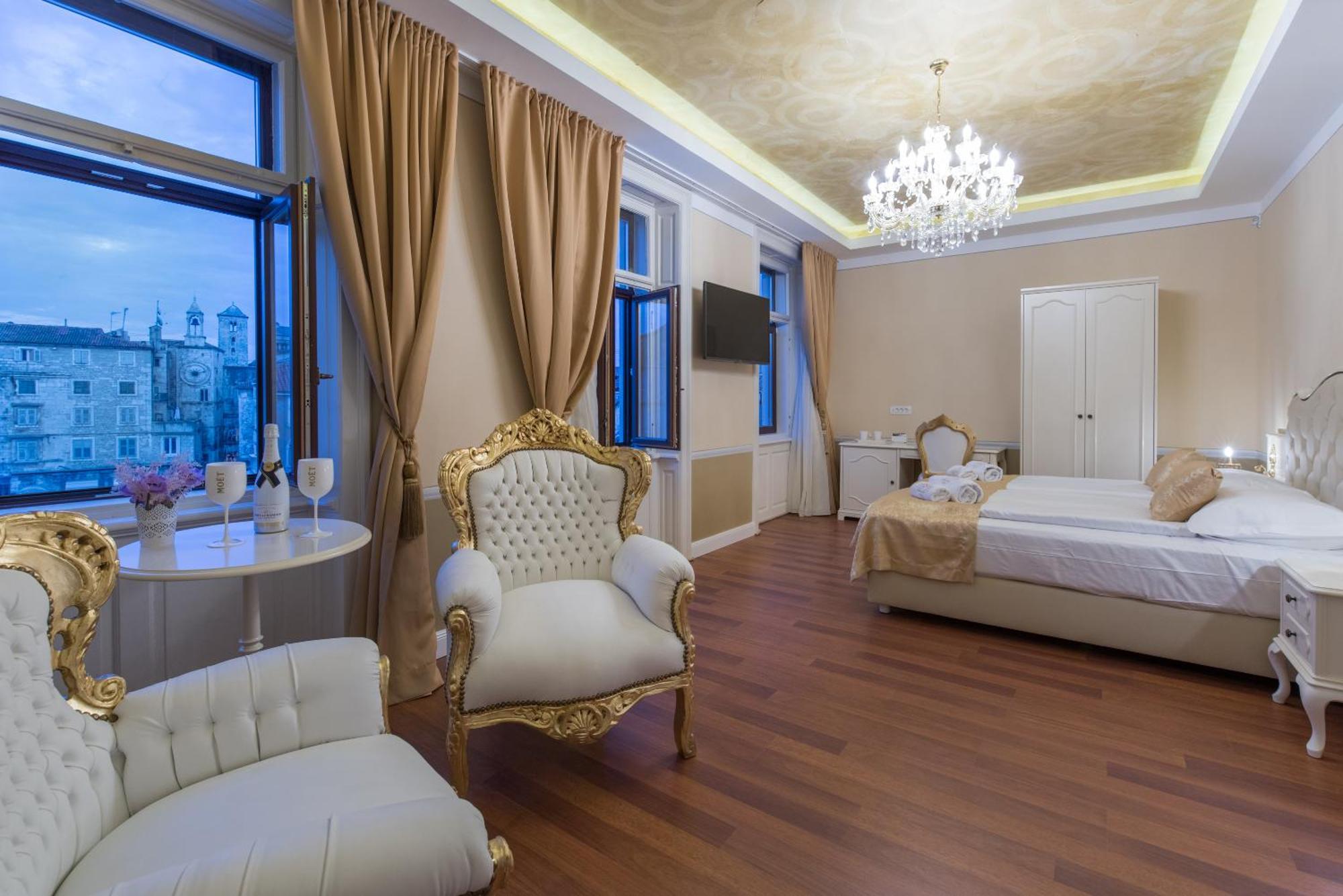 Superior King Room with City View