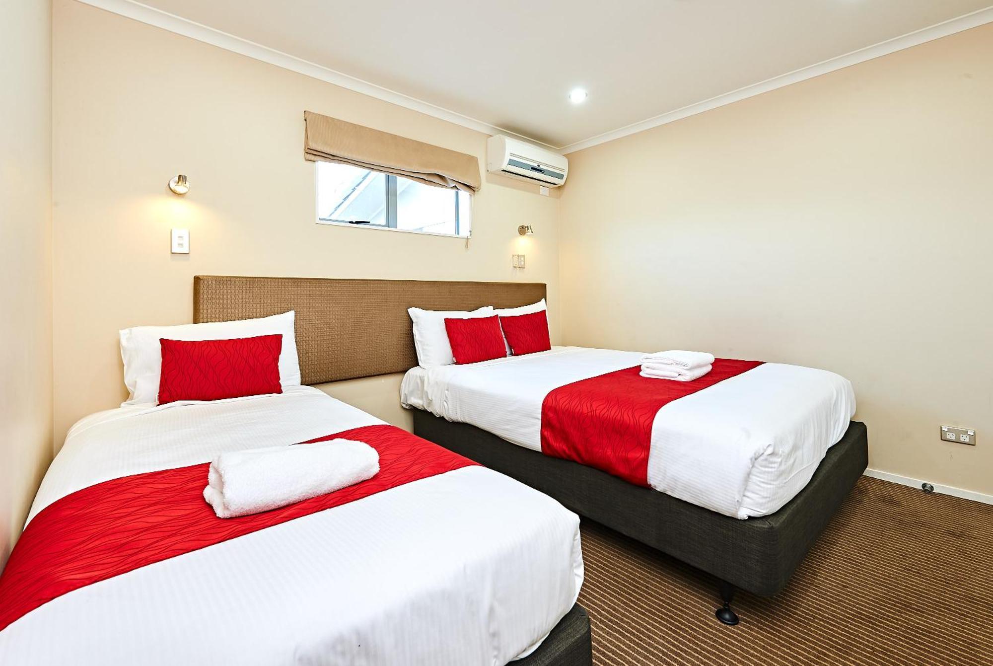 Two-Bedroom Apartment with 1 Single Bed and 1 Queen Bed