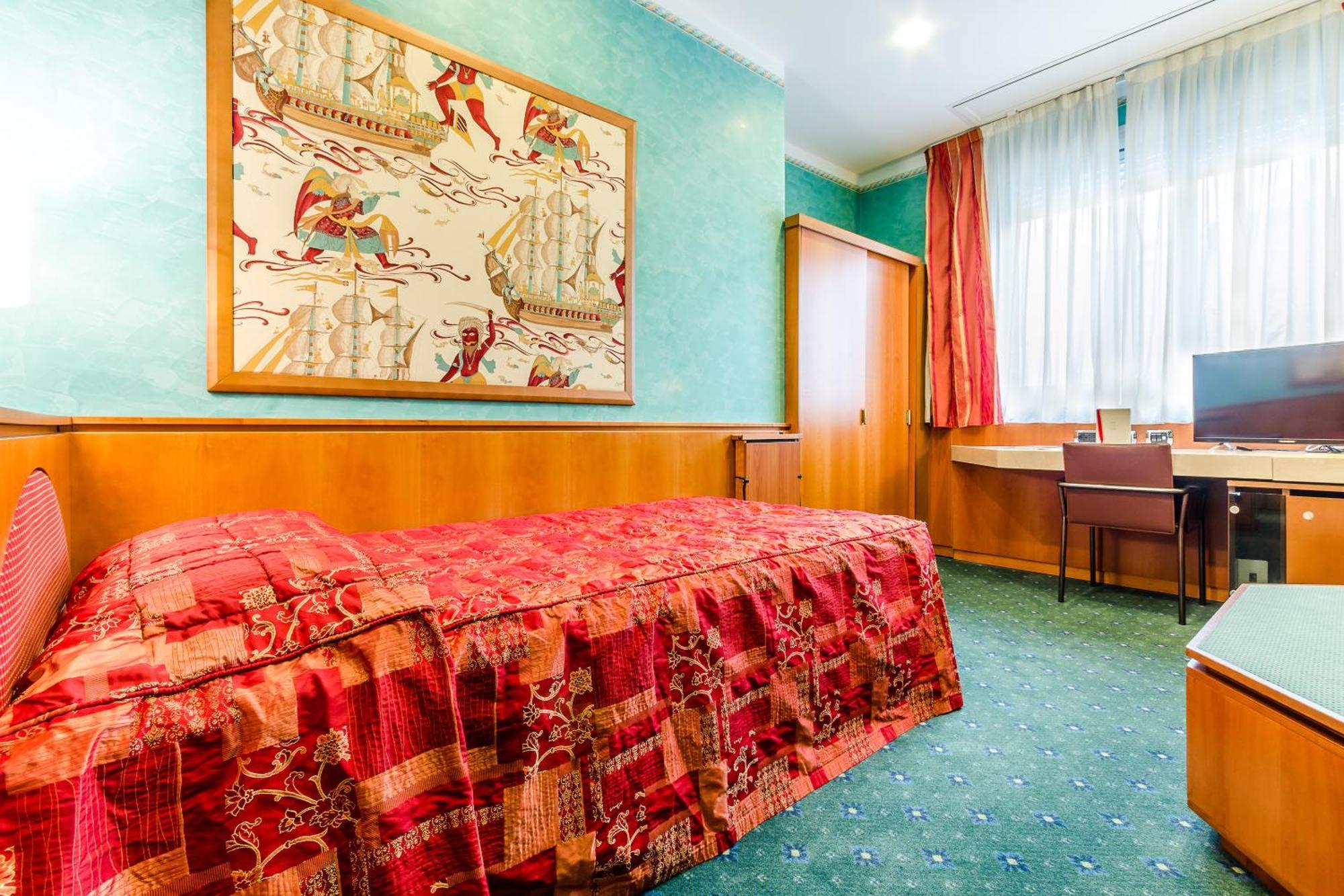 Single Room,832428185:JPEG