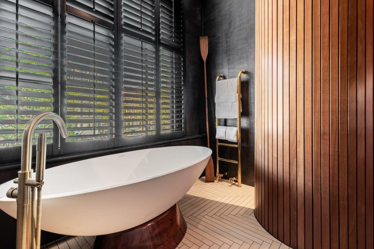 Signature Room with canal view: The Boat Builder,843346109:JPEG