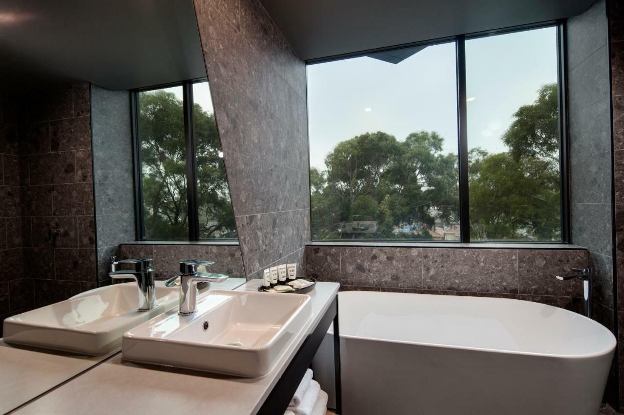 Deluxe King Room with Bath