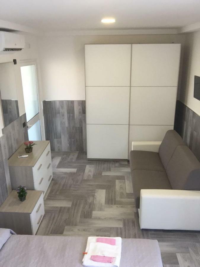 Deluxe Double Room (2 Adults + 1 Child),862842302:JPEG