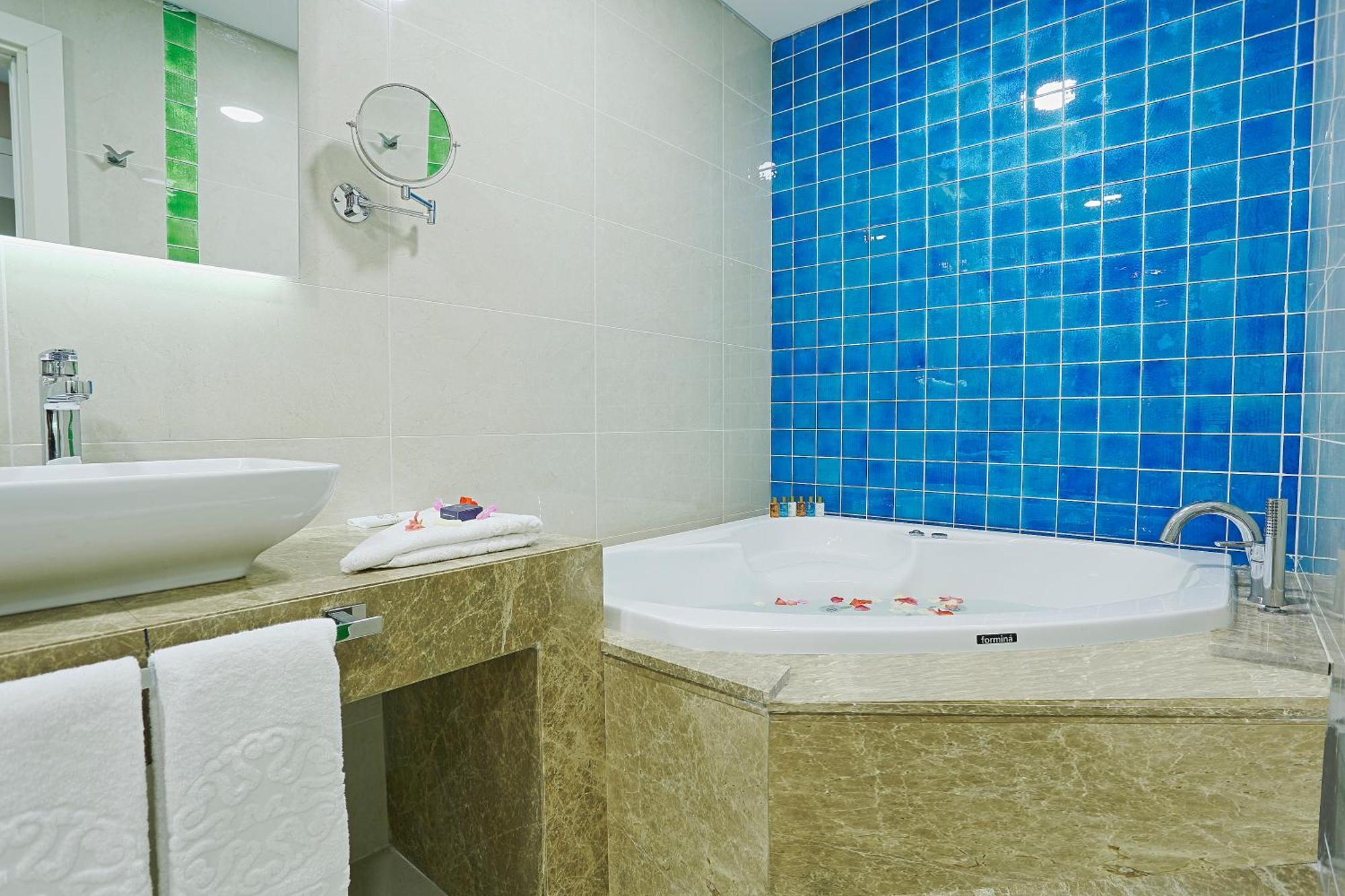 Deluxe Suite with Spa Bath