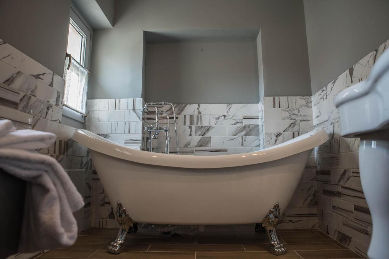 Deluxe Queen Suite