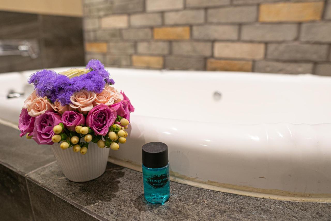 Queen Room with Spa Bath
