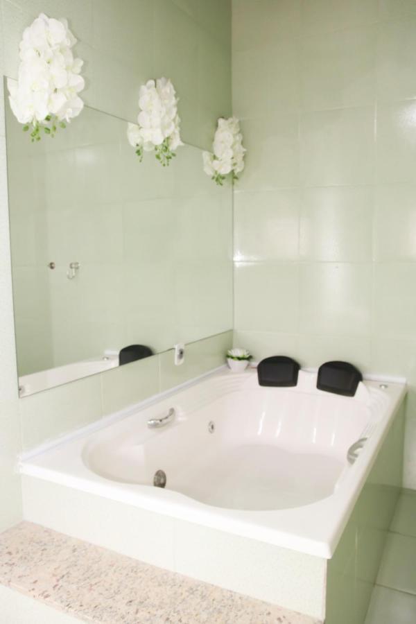 Queen Suite with Spa Bath