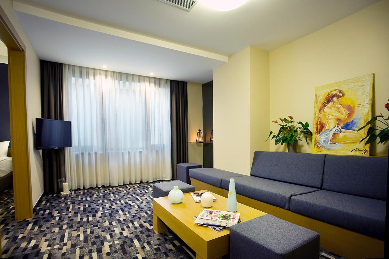 Standard Family Room,953803276:JPEG