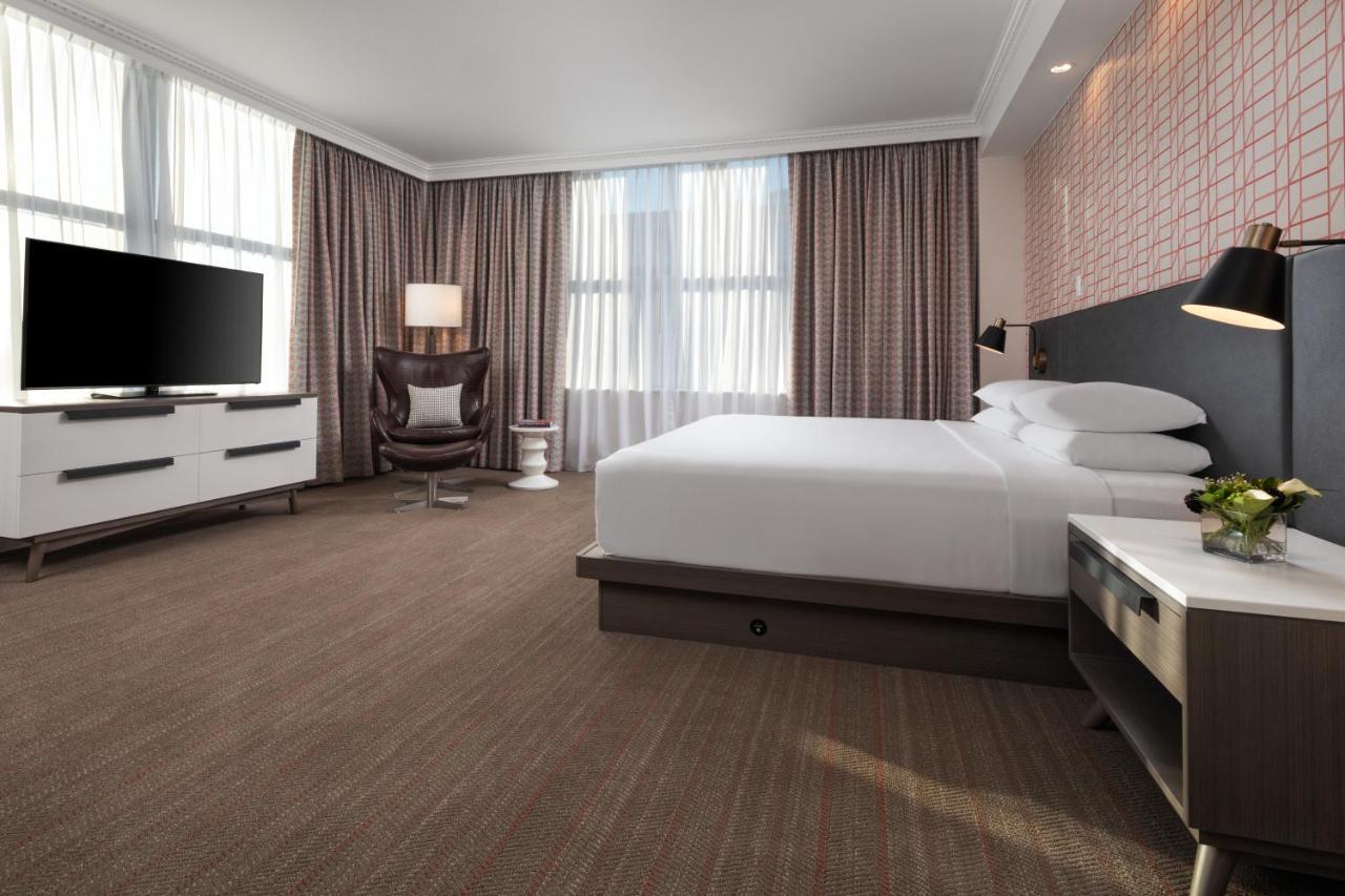 Corner King Room with View