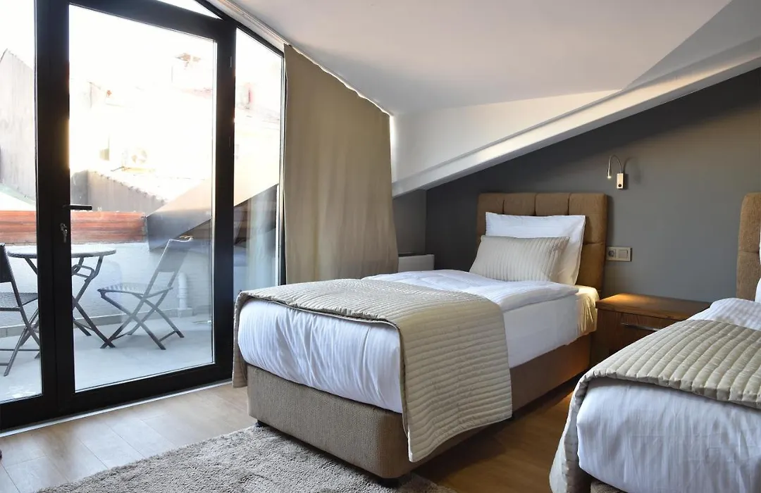 The Elegant Hotel-1