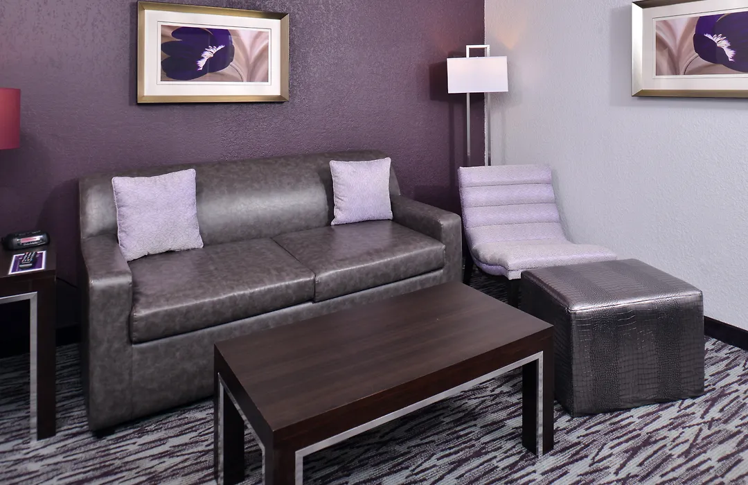 Clarion Inn & Suites Across From Universal Orlando Resort-1