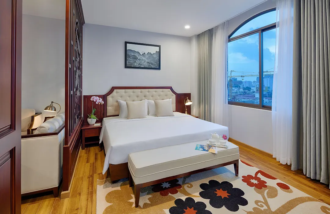 Happy Life Grand Hotel & Rooftop Skybar-1