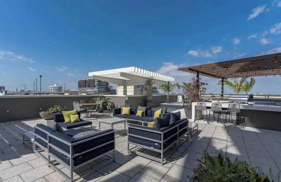 Classy 2Bd 2Bth At Midblock With Free Parking-1