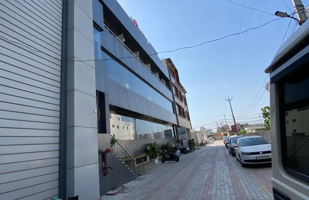 Hotel Jb Residency !! Luxurious & Royal Balcony Rooms !! Large Rooms-1