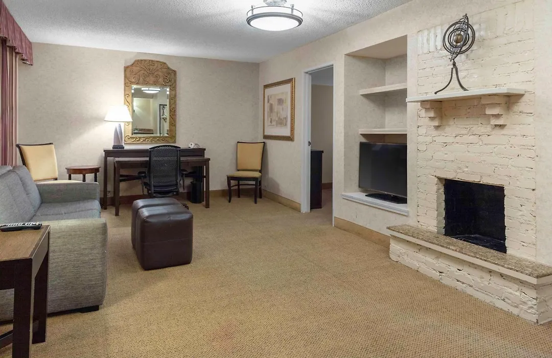 Embassy Suites By Hilton Kansas City Plaza-1