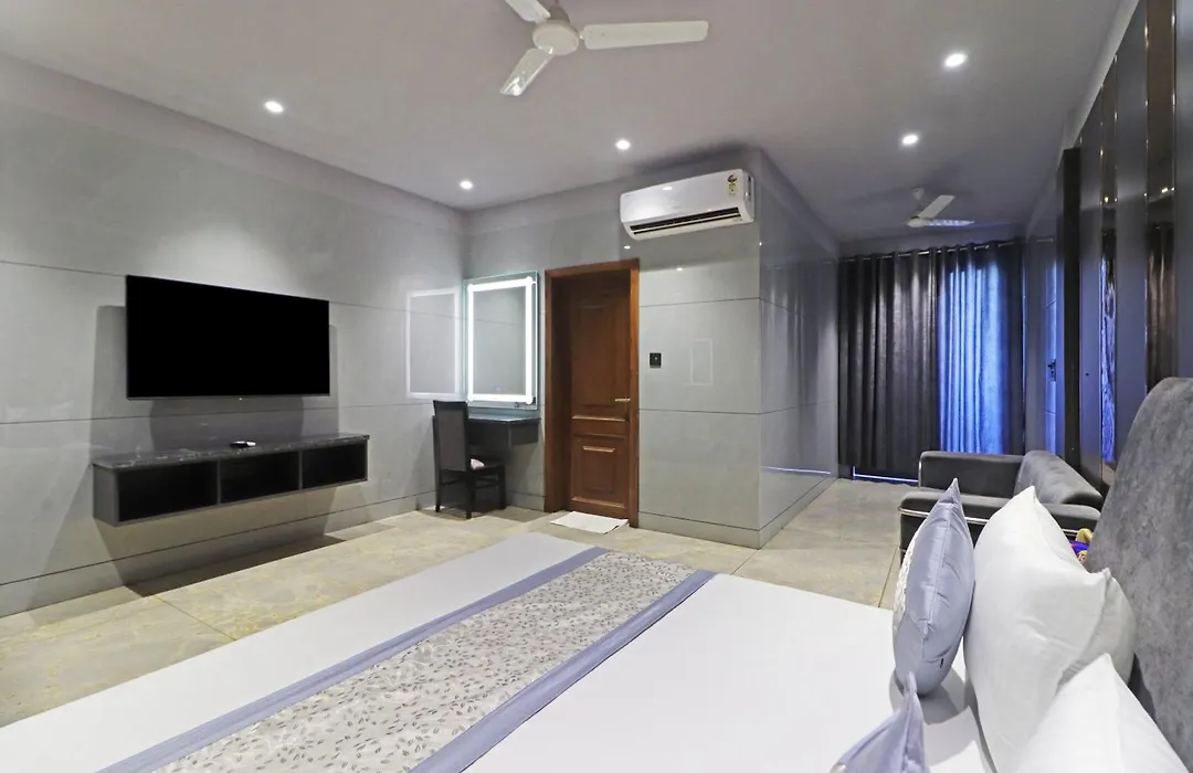 Hotel Preet Inn 05 Mints Walking Distance Nizamuddin Railway Station-1