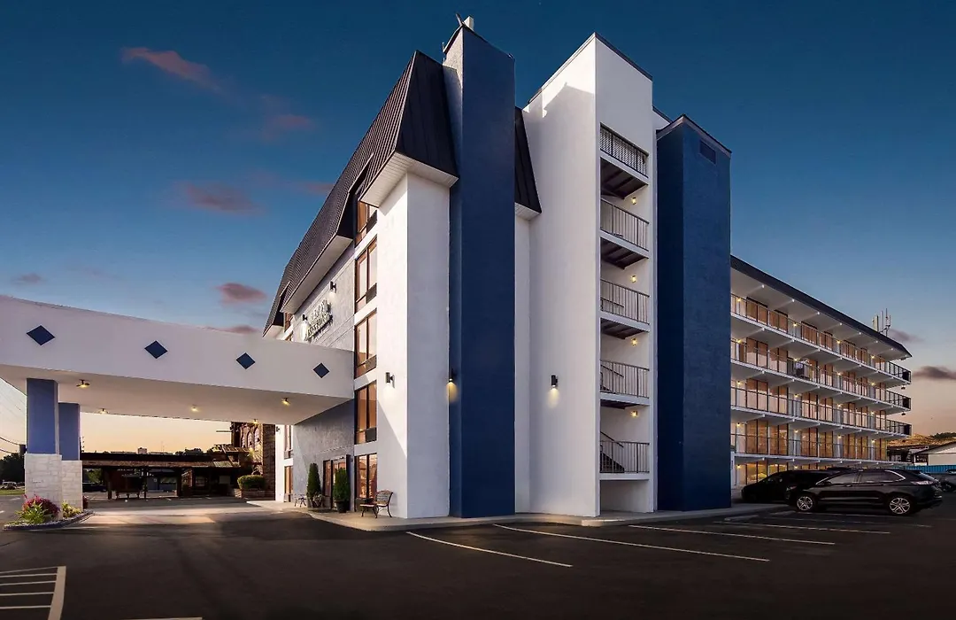 Clarion Inn & Suites Near The Leconte Center Pigeon Forge-1