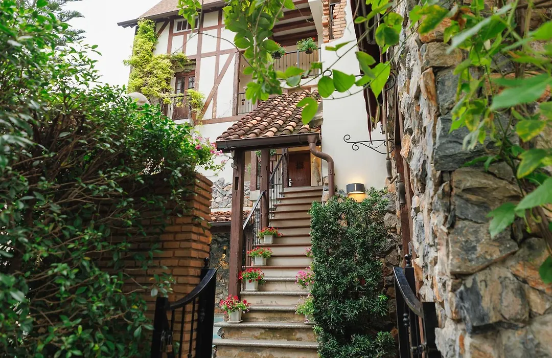 Le Charcoa Hotel-1