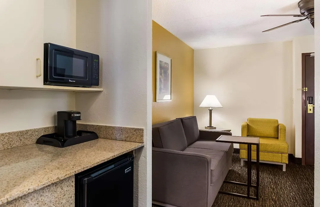 Quality Suites Milwaukee Airport-1